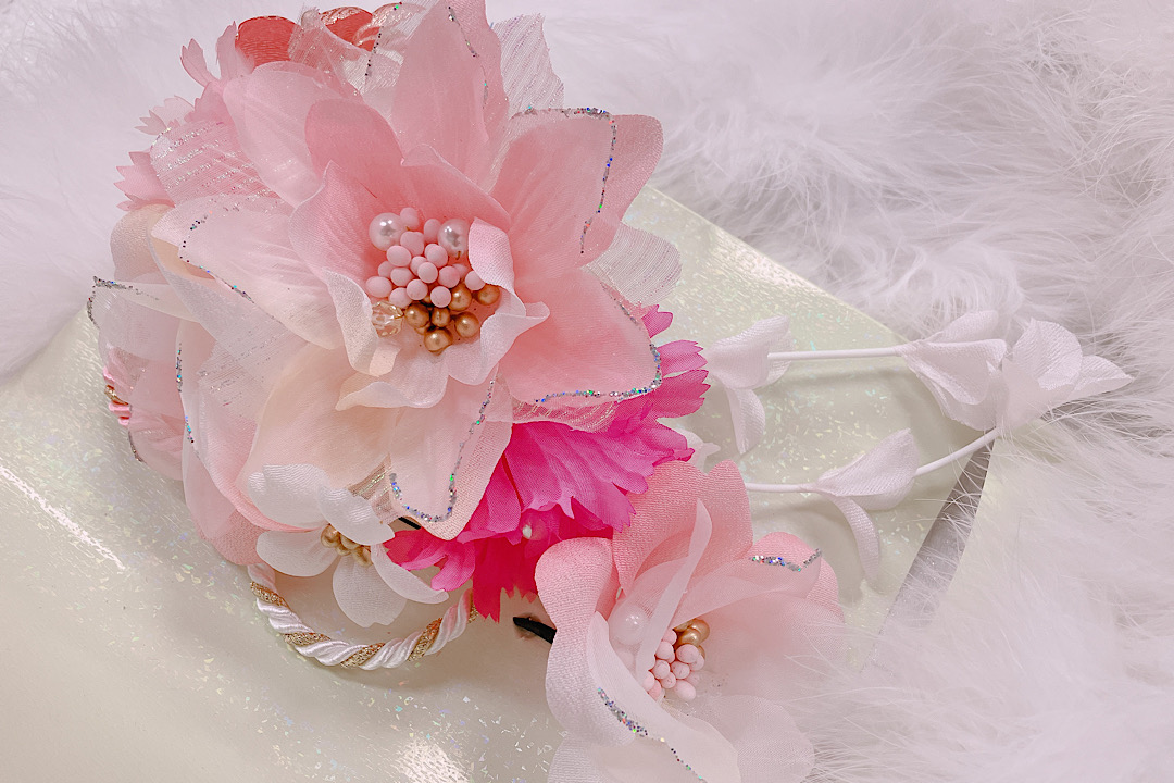 ピンクの造花の髪飾り