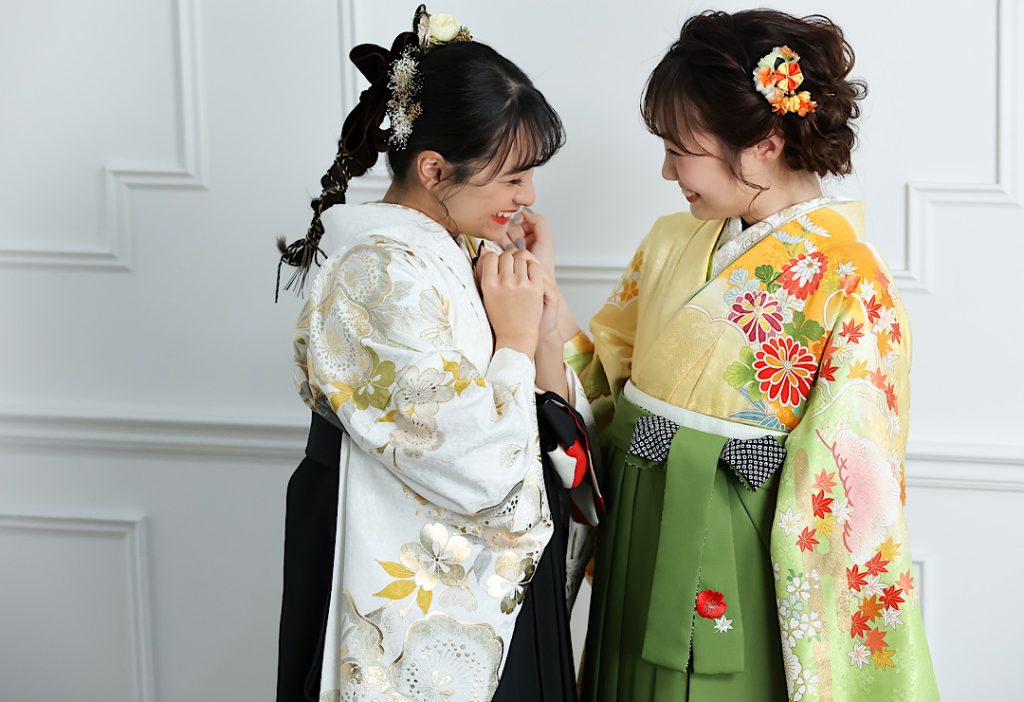 袴姿の女の子2人が向かい合って笑っている写真