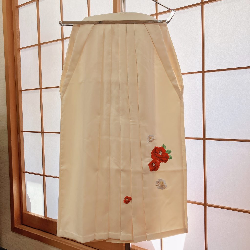 オフホワイトの袴　椿の刺繍がワンポイント
