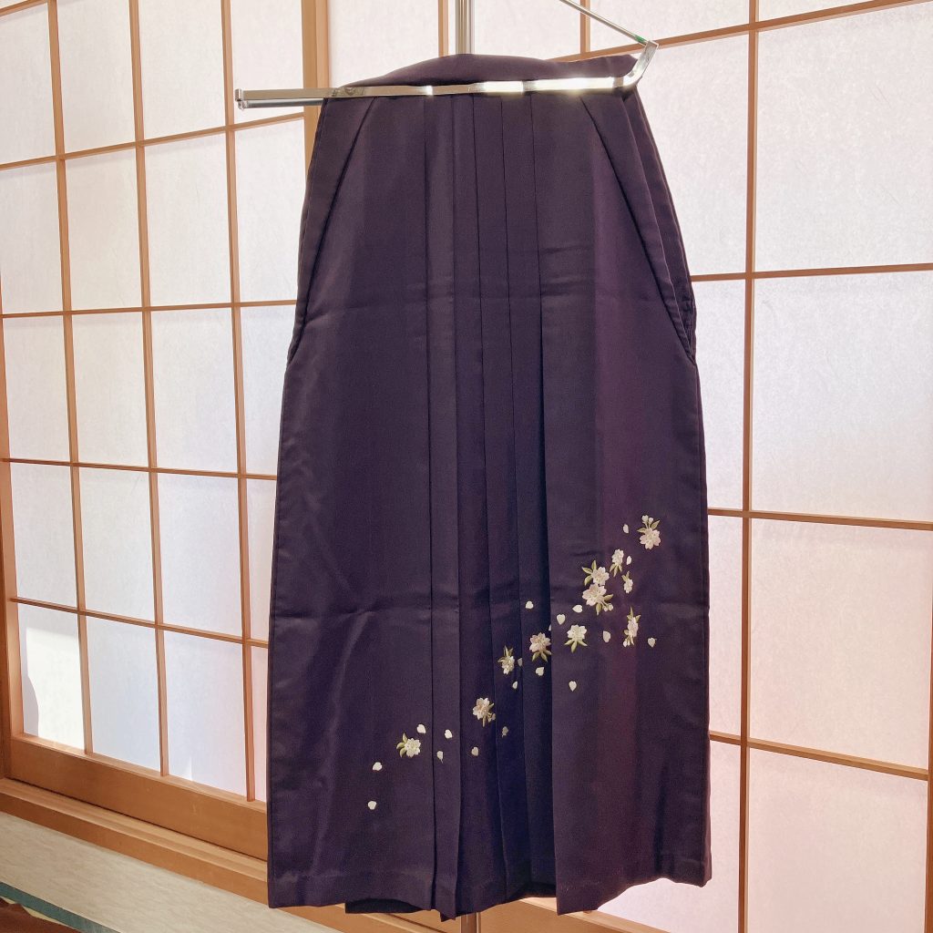 紫色の袴桜の刺繍がワンポイント