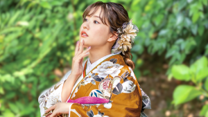 金茶色の振袖を着た女の子
